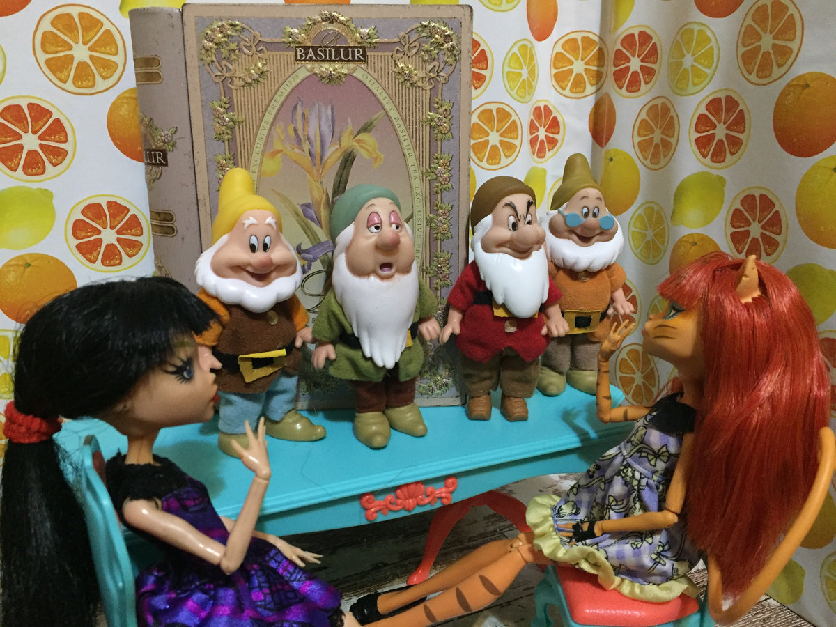 Гномы - братья Сладкоежки - обожают гамбургеры, которые впервые попробовали в нашем мире. Даже Ворчун по-своему радуется.