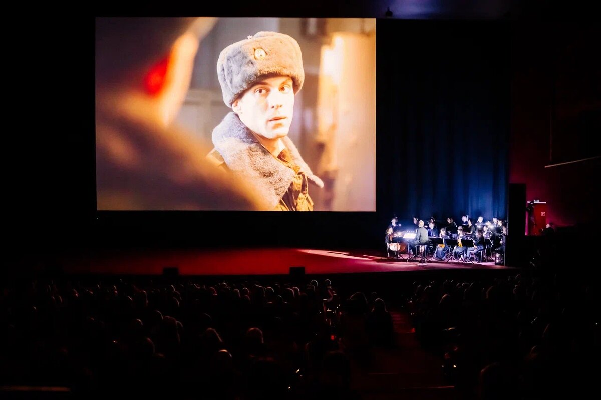 Премьера сериала «Аутсорс» в к/т «Октябрь»