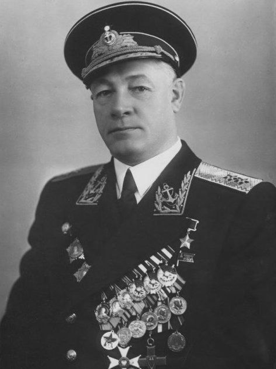 Герой ВОВ, вице адмирал Н.Г. Кузнецов, после суда