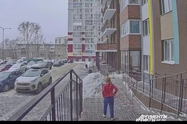    Мальчик выбежал из подъезда в доме в Перми и босиком побежал по снегу Фото: кадр видео