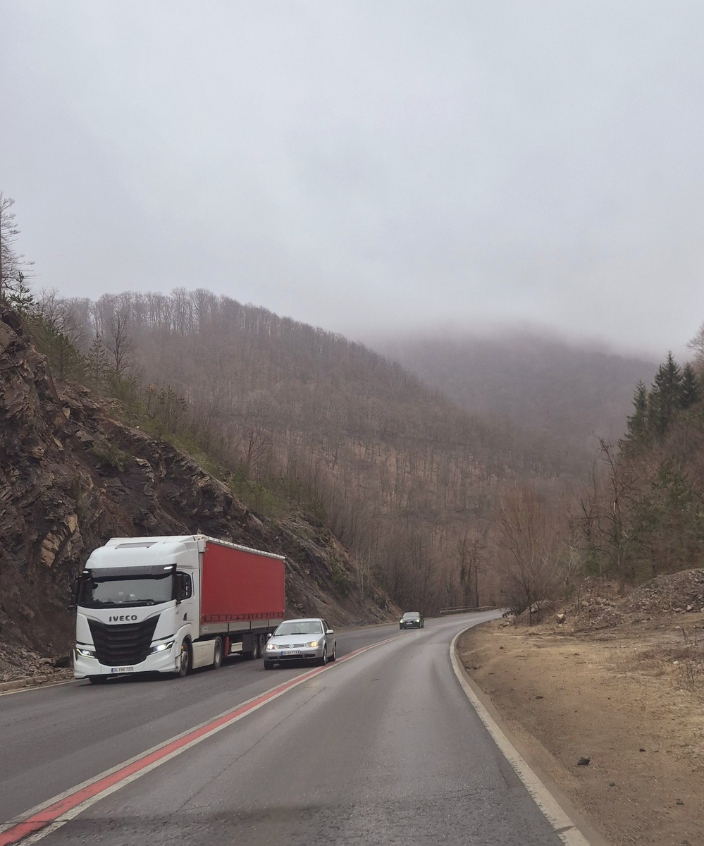 Вершины на горизонте теряются в тумане.