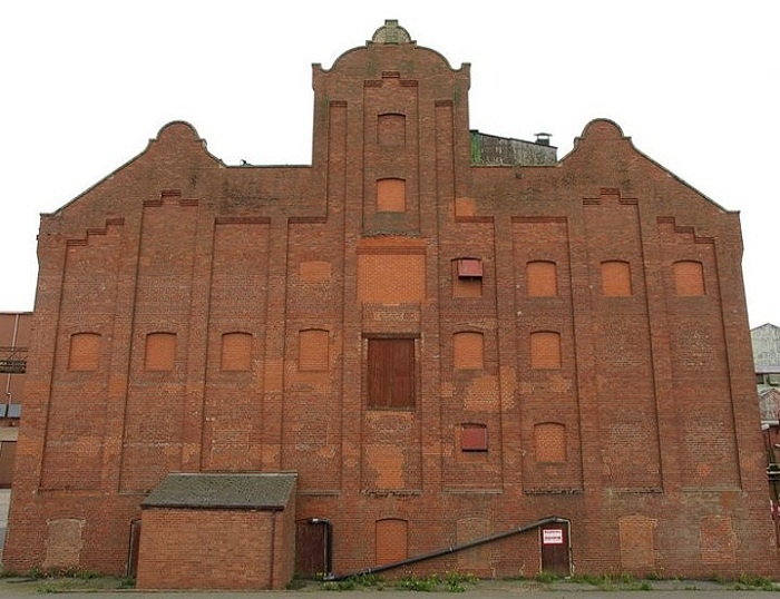 Здание с замурованными окнами, Англия