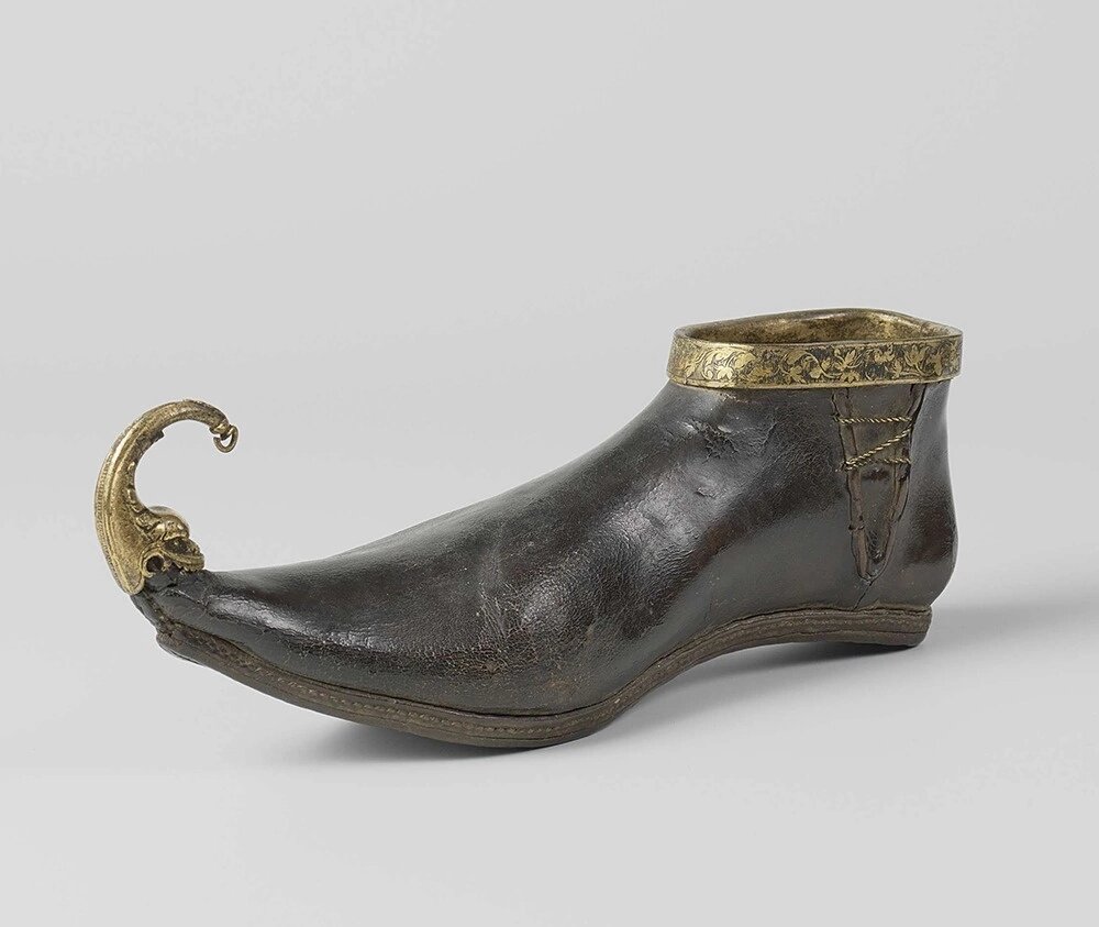 Модная в XV−XVII веках обувь с длинными носами
​