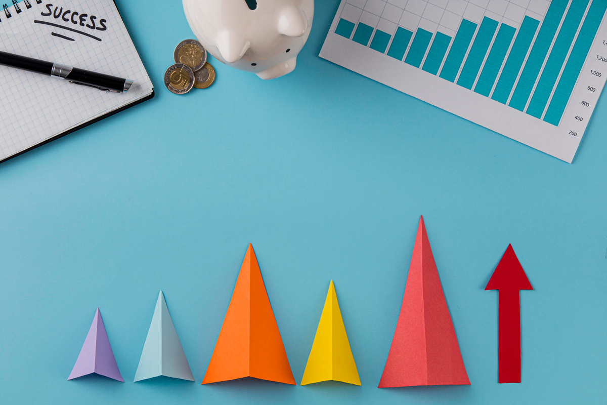 Источник изображения: freepik.com/free-photo/top-view-business-items-with-piggy-bank-growth-cones_11383288.htm