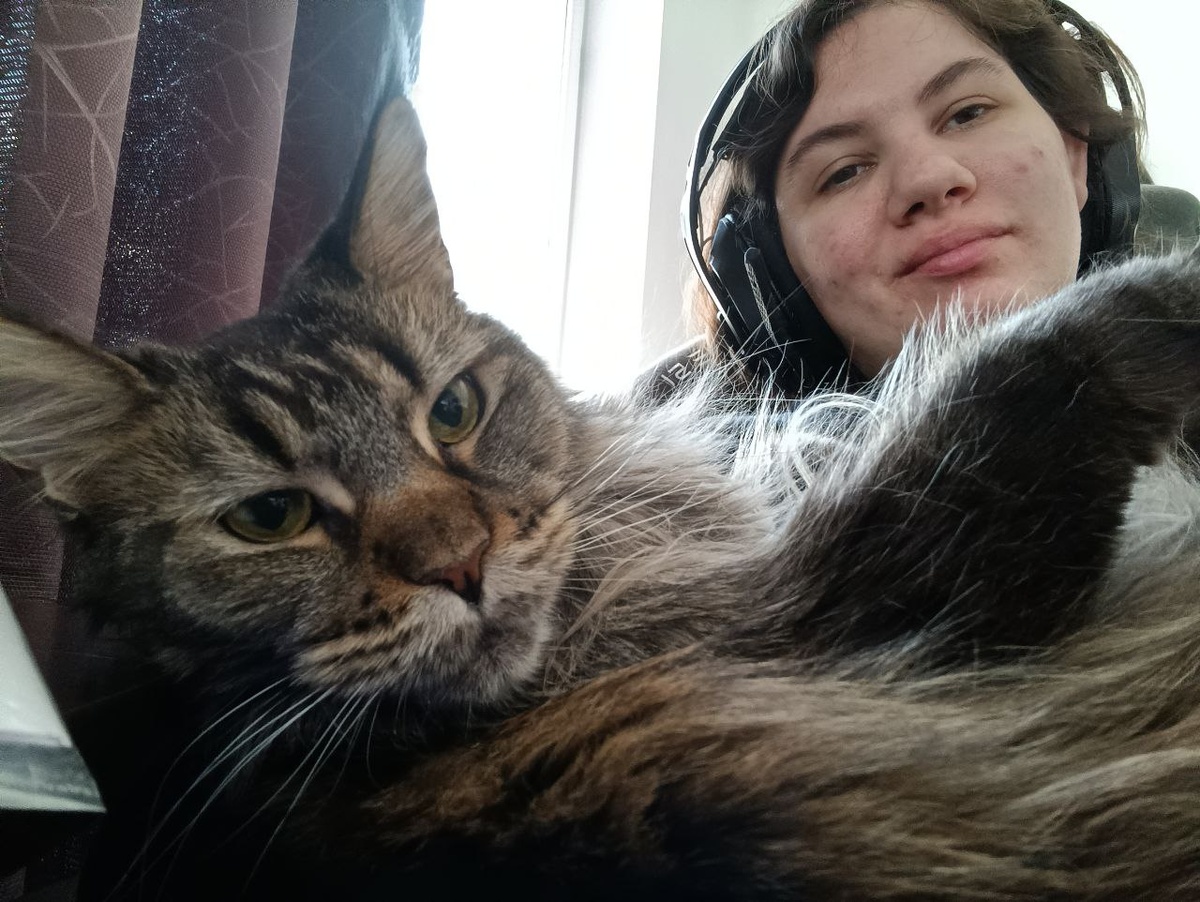 Это мы с ней, а я возмурщена, что она вот таковая...