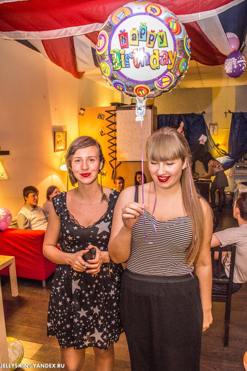 Это вот прям тот день. День нашего знакомства. Я тогда работала в антикафе, и мы делали вечеринку в честь Дня рождения моей подруги Наты (она слева от меня на фото 😍) 