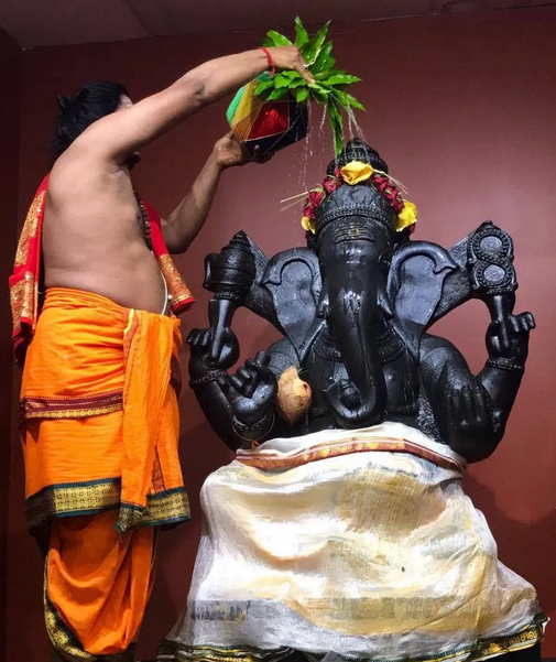 Абхишека Ганеши. Фото: Nithyanandeshwara Paramashiva Hindu Temple