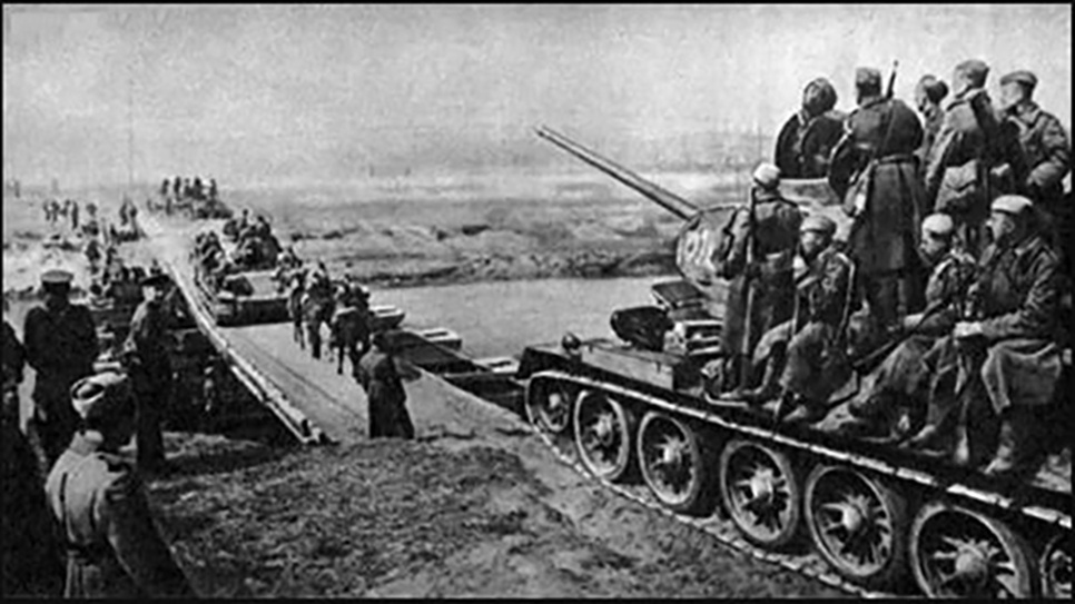 Советские танки Т-34 на понтонной переправе через реку Вислу
