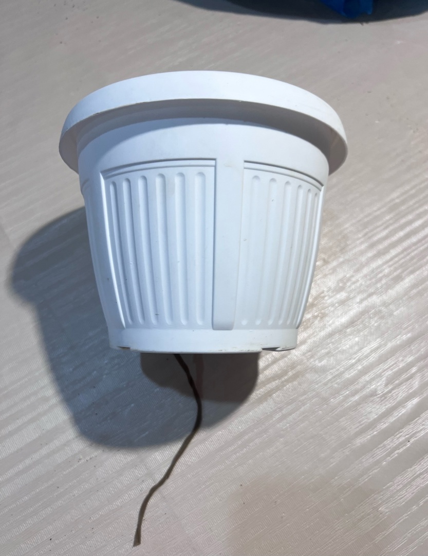 протянули фитиль, через дно из отверстий, желательно ближе ценру