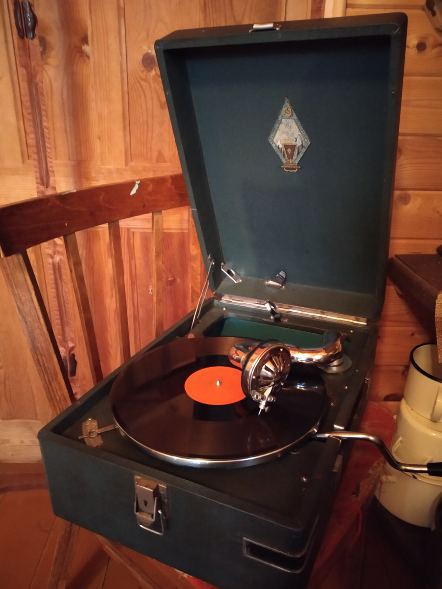 Патефон на даче