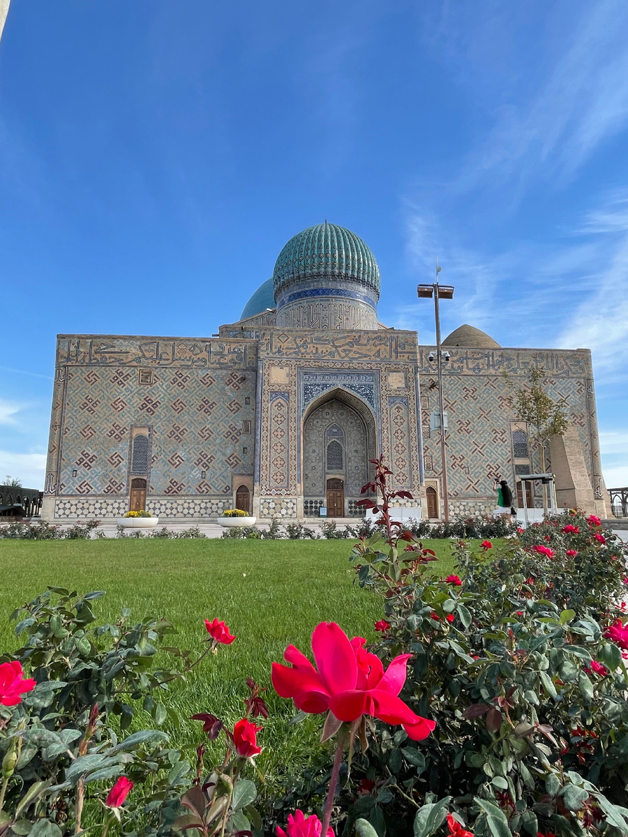 Туркестан, мавзолей Ходжи Ахмета Ясави. Он, один из первых, обратил внимание на отличия в психике мужчин и женщин. 