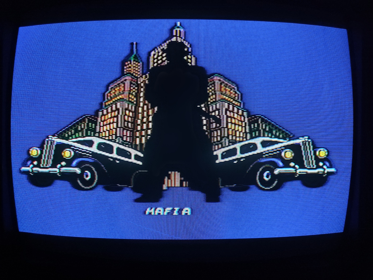 Фото сделаны мной. На фото игра "Мафия". Это не официальный хак игры "Dick Tracy".  Оригинал игры "Dick Tracy" был разработан Sega Technical Institute в 1991г. и выпущен Sega of America для Sega Genesis. Фото демонстрирует начальную заставку игры, а так же общий визуальный фон игры. Подробнее об этом рассказано в статье. Все материалы принадлежат правообладателям и размещены исключительно в информационных целях.