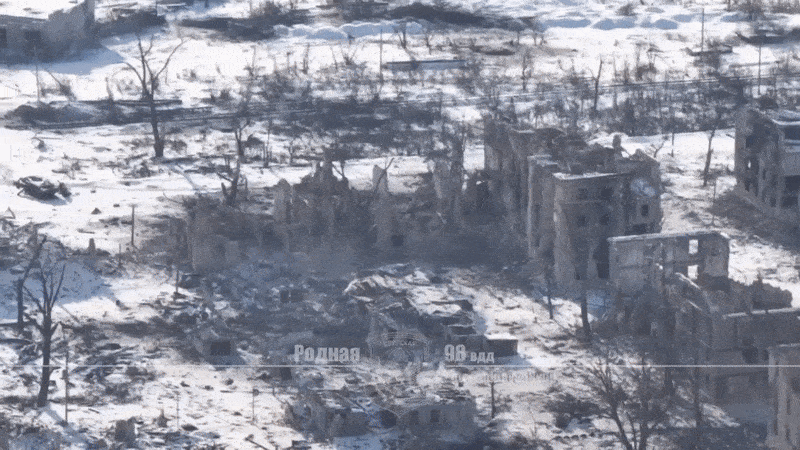    Дрон "Молния-2" является тем боеприпасом, который не жалко потратить на любую кучу мусора, просто чтобы убедиться, что в ней не затаился враг//Источник: ТГ-канал "Сибирское объединение"