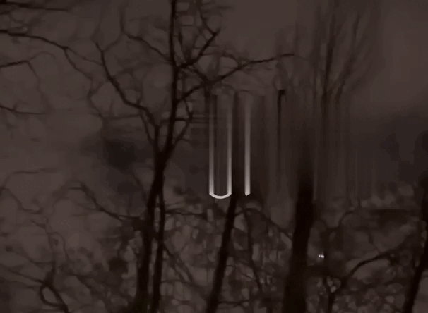    Некоторые "Герани" перед выпуском украшают светящимися гирляндами. Зачем это делается, никто не знает. Возможно, они должны привлечь на себя огонь ПВО, позволив остальным дронам стаи незамеченными проскользнуть к цели//Источник: ТГ-канал "Разработчик БПЛА"