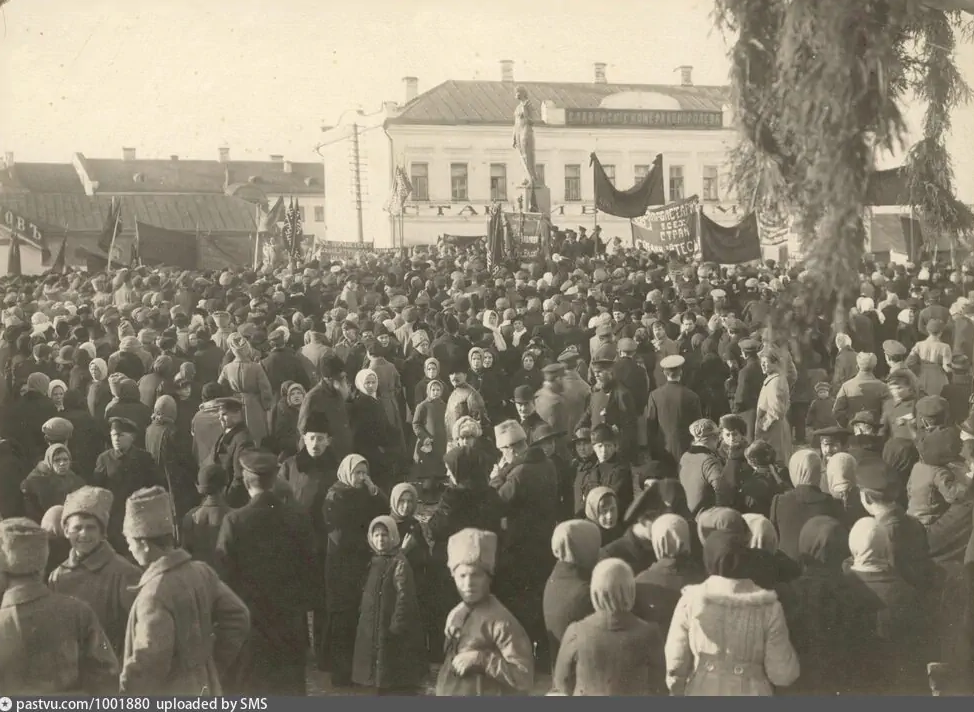 Установка статуи Свободы на Соборной площади Владимира. 1917 г.