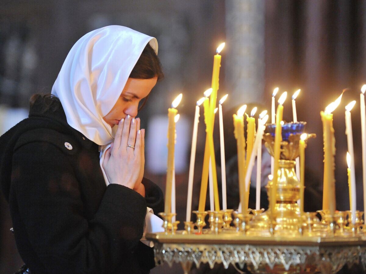    Православные верующие на утренней службе в Храме Христа Спасителя© РИА Новости / Сергей Пятаков