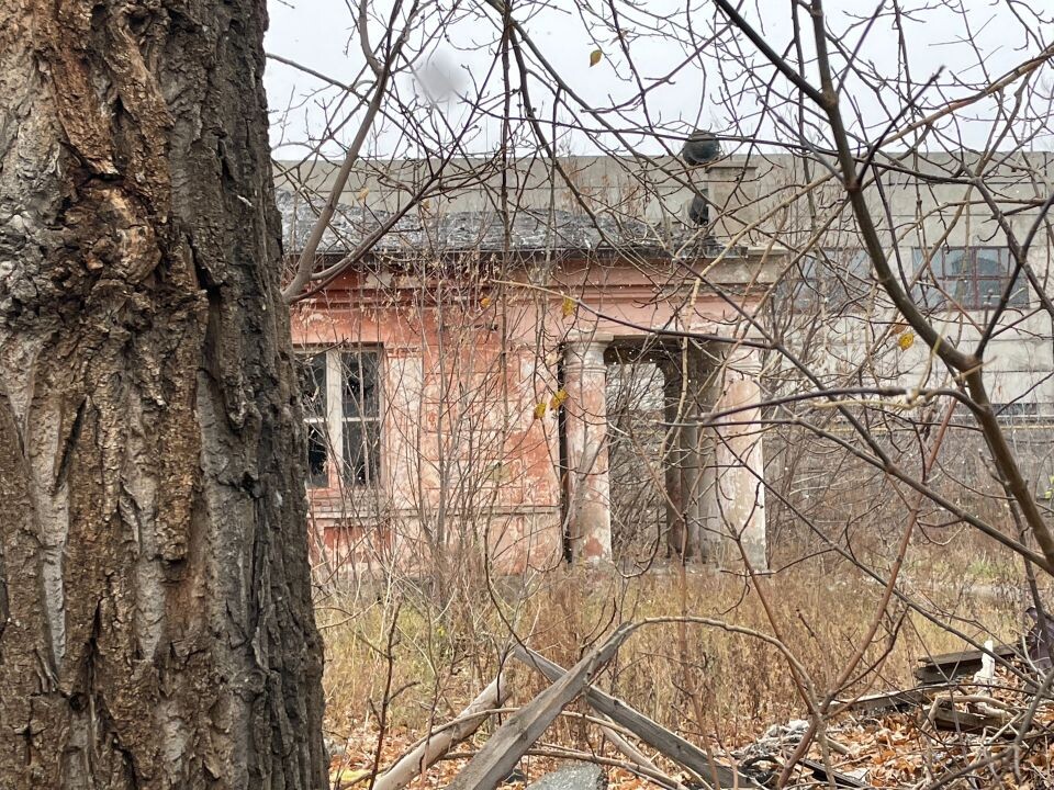    Бывшая поликлиника на проспекте Калинина, 24. Октябрь 2023 года. Источник: Виталий Барабаш