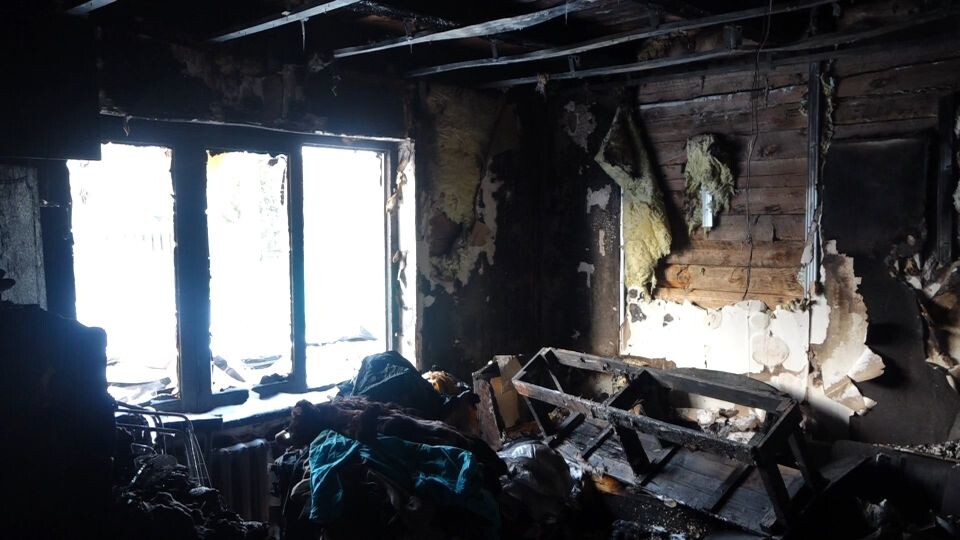    Сгоревший дом на ул. 2-я Ореховая в Казенной Заимке. Источник: Телеканал "Толк"