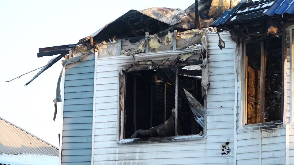    Сгоревший дом на ул. 2-я Ореховая в Казенной Заимке. Источник: Телеканал "Толк"