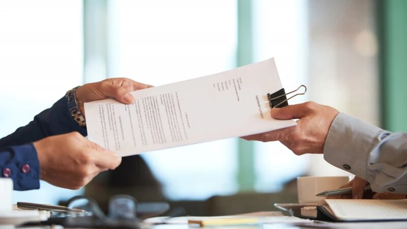     Передача документов. Фото: ru.freepik.com, автор pressfoto.