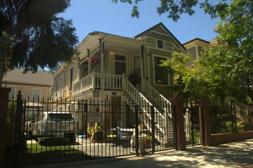 Особняк по 1426 Ф Стрит Сакраменто ныне не бледно-голубой