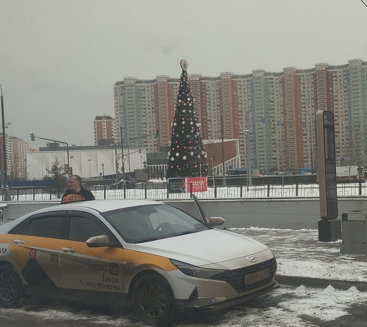 Это фото я сделала из окна своего автобуса. 19 февраля. Метро Некрасовка.