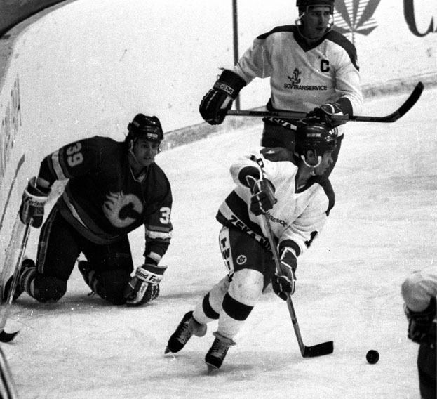 Алексей Касатонов (верхний справа) и Вячеслав Быков в матче против «Калгари». Фото Александр Федоров, «СЭ»