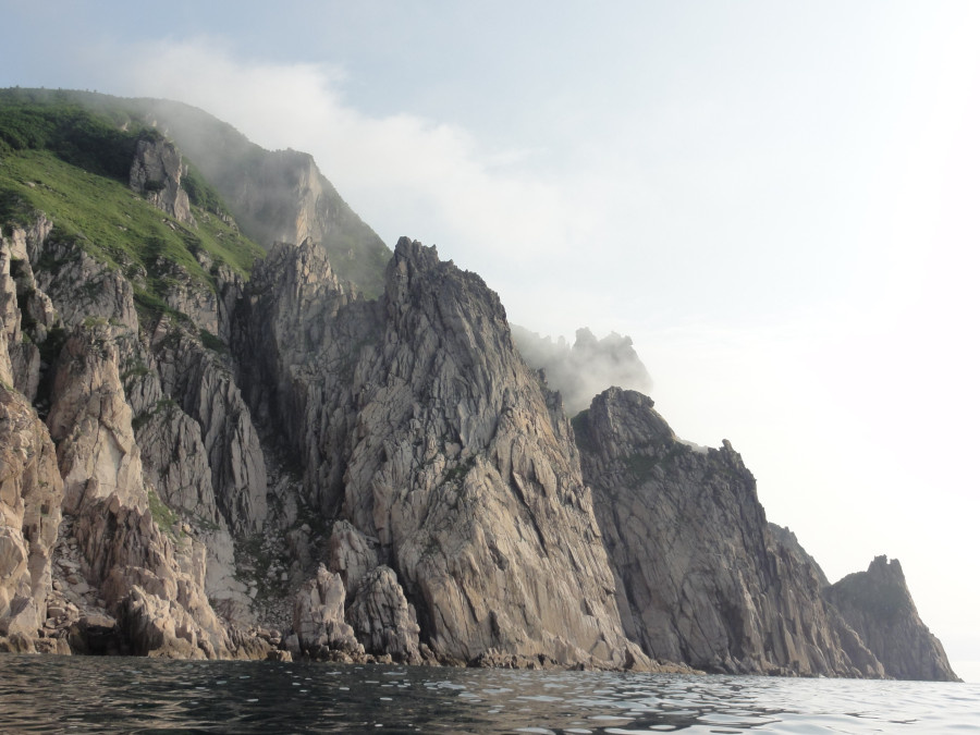 Вид из бухточки в сторону м. Сивучий. Это уже утро следующего дня.