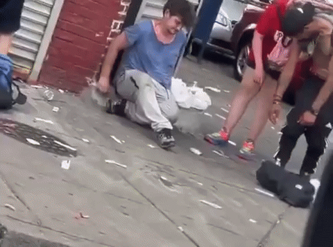    Зомби-наркоманы на американских улицах. Видео с ТГ-канала "Милитарист"