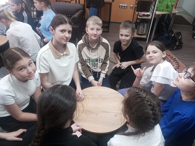 Участники игры разделились на две команды