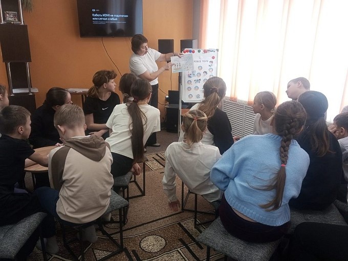 Ученики слушают Шуйскую Ольгу Петровну