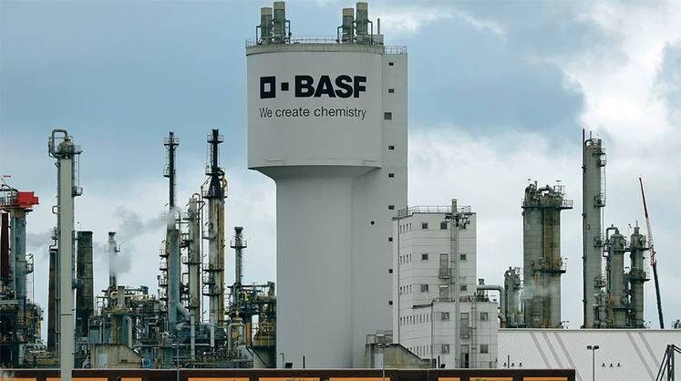    EPA/RONALD WITTEK Политика санкций против России вызвала энергетический шок в Европе. Энергоемкие химические производства переживают не лучшие времена. Немецкая BASF вынуждена сократить выпуск аммиака на своих заводах в Германии и Бельгии