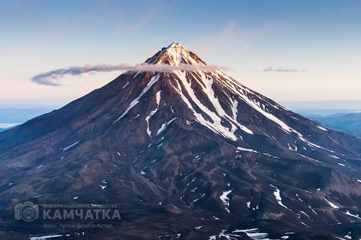 Вид на вулкан Корякский со склона Авачинского / Артем Безотечество