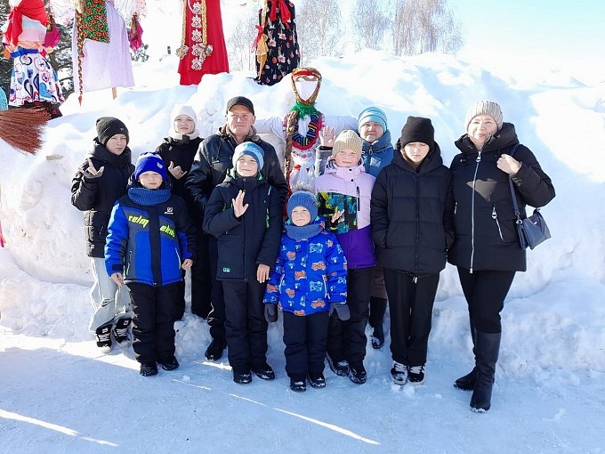 Дети и взрослые участники праздника