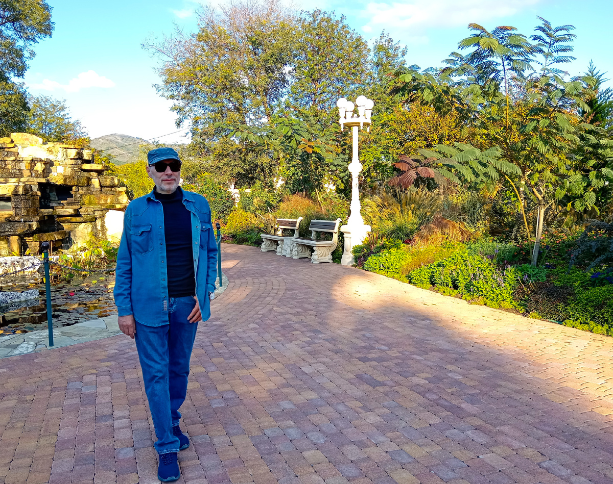 Михаил Лекс, автор рассказа и канала на «Дзен»: «Как стать счастливым?». Кабардинка, 15.10.2024