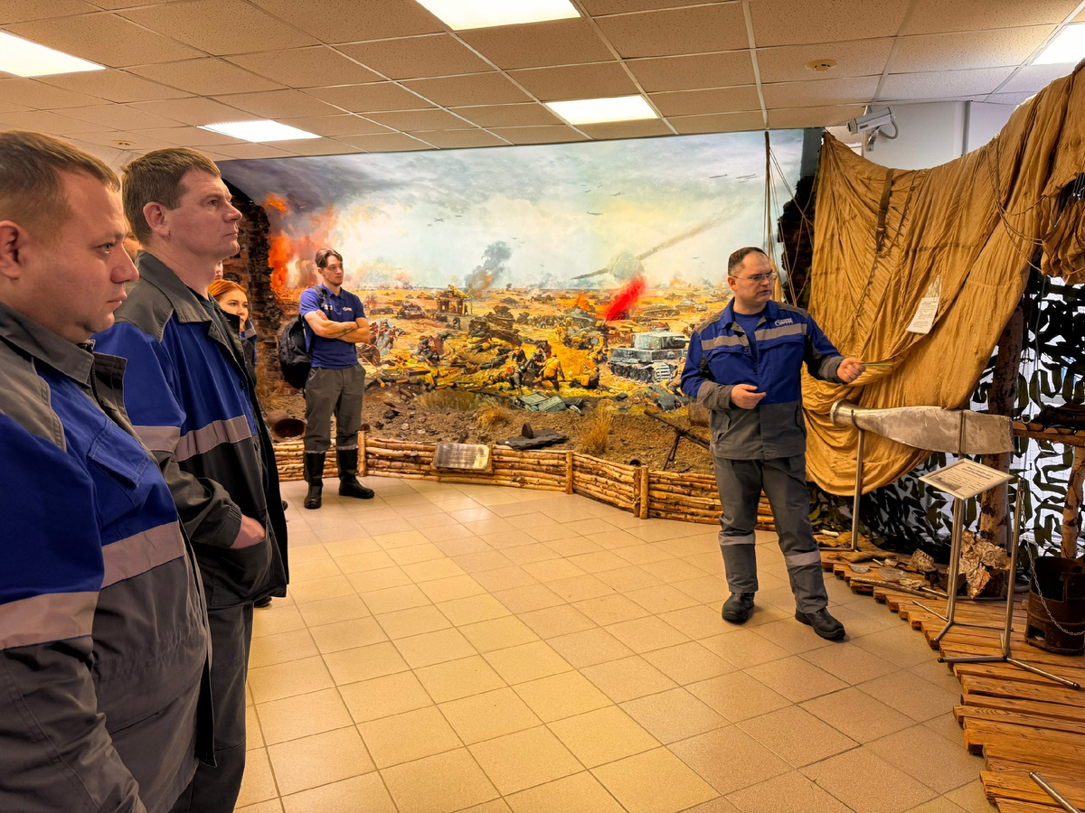 Денис Суворов, командир поискового отряда «Феникс», проводит экскурсию для промысловиков в преддверии 80-летия Великой Победы