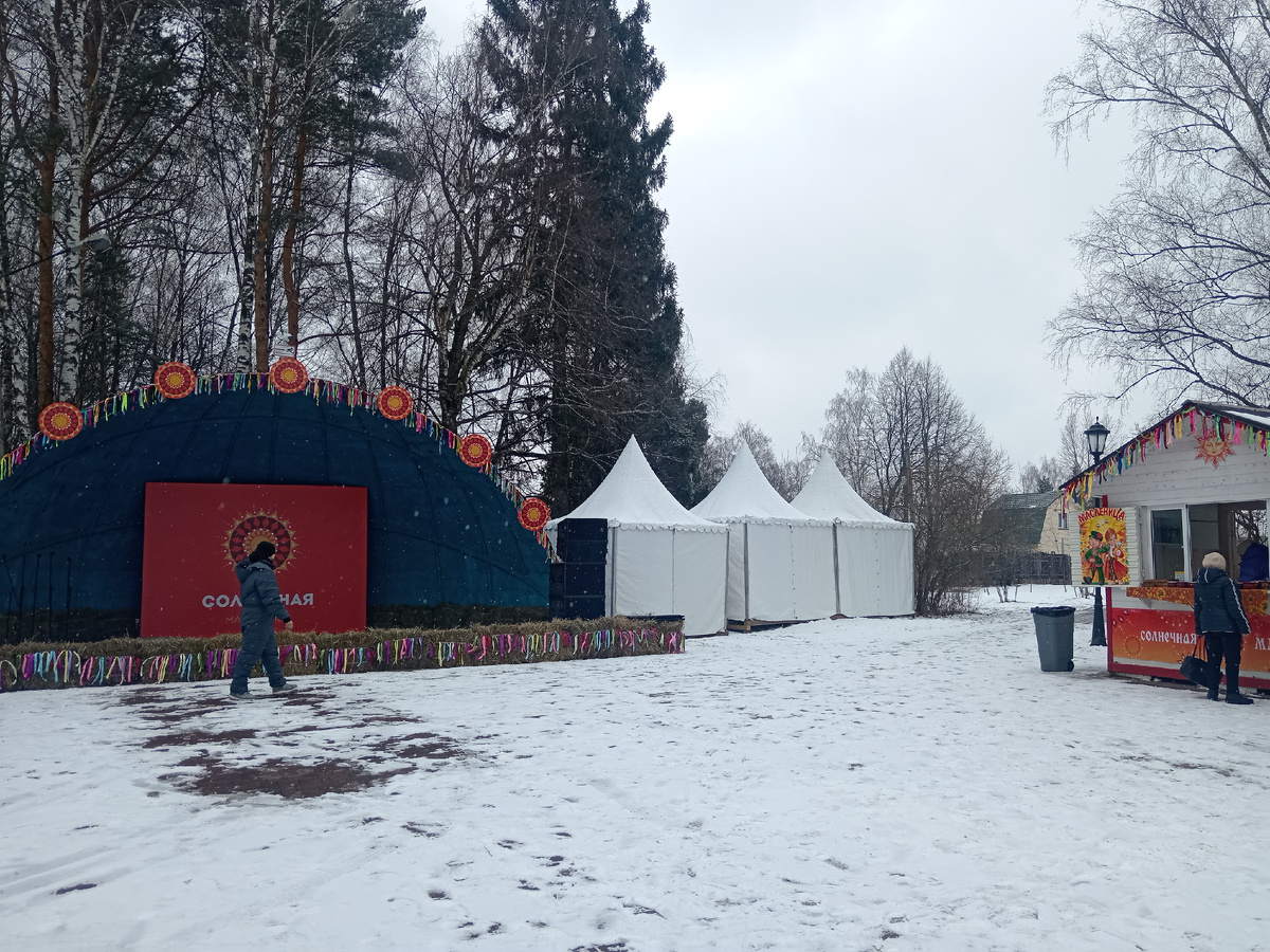 Мой крайний белый, подальше от сцены) 