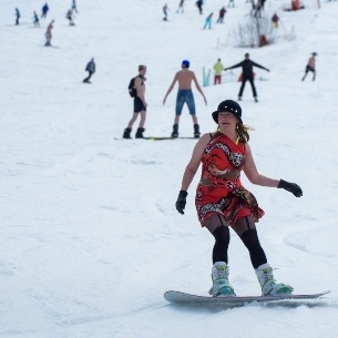 На горнолыжном курорте «Гора Соболиная» в Байкальске открыли новую канатную дорогу. По ней туристы смогут подняться на высоту более 1000 метров, а займет этот путь всего семь минут. О новом сооружении рассказали в агентстве по туризму Иркутской области.