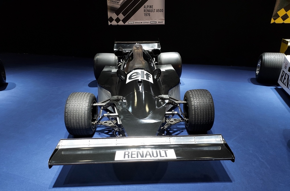    Посетители могли увидеть целый ряд интереснейших гоночных автомобилей французского производства из разных эпох. Наше внимание привлёк болид Формулы-1 Alpine A500 1975 года. Это экспериментальная машина, никогда не принимавшая участия в гонках: на ней испытывали инновационный турбомотор V6 Renault-Gordini EF1. По сути, это предвестник «турбо-эры»: разработка легла в основу первого в истории Формулы-1 болида с турбомотором — Renault RS01, на котором французская команда выступала в Чемпионате мира с 1977 по 1979 год.   
Xavoun / [Wikimedia Commons](https://commons.wikimedia.org/wiki/File:Alpine_A500_-_R%C3%A9tromobile_2025.jpg)