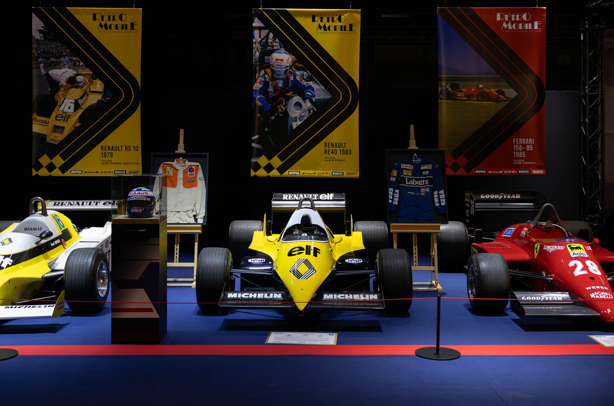    А вот один из потомков этой машины, Renault RE40 образца 1983 года. К тому моменту турбомотор V6 1.5 довели до ума: он получил две турбины и выдавал до 880 лошадиных сил. Правда, команда мучалась с качеством самих турбин... Шасси, спроектированное Мишелем Тету, впервые в истории Renault получило монокок из углепластика — его изготовила аэрокосмическая фирма Hurel-Dubois. На этой машине Ален Прост одержал четыре победы и наверняка стал бы чемпионом, если бы не злополучные турбины: по итогам сезона-1983 он занял второе место.   
Rétromobile