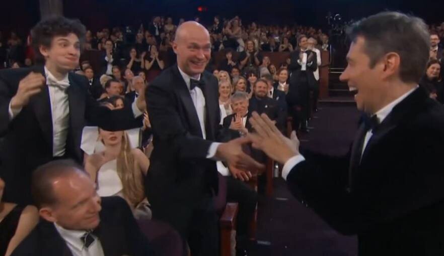    "Радости актеров и режиссера не было предела. Фото: @t.me/SuperRu"