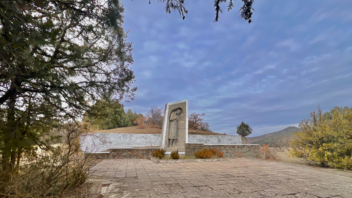 Памятник у дороги из села Веселое к берегу моря