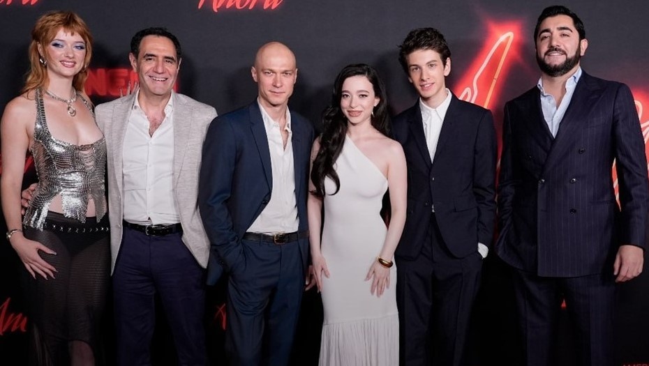    Актёрский состав фильма "Анора" с российскими актёрами Юрой Борисовым и Марком Эйдельштейном (третий и пятый слева) на церемонии награждения "Оскар", март 2025 года. Автор фото: Chriss Pizzello / Invision / AP / ТАСС