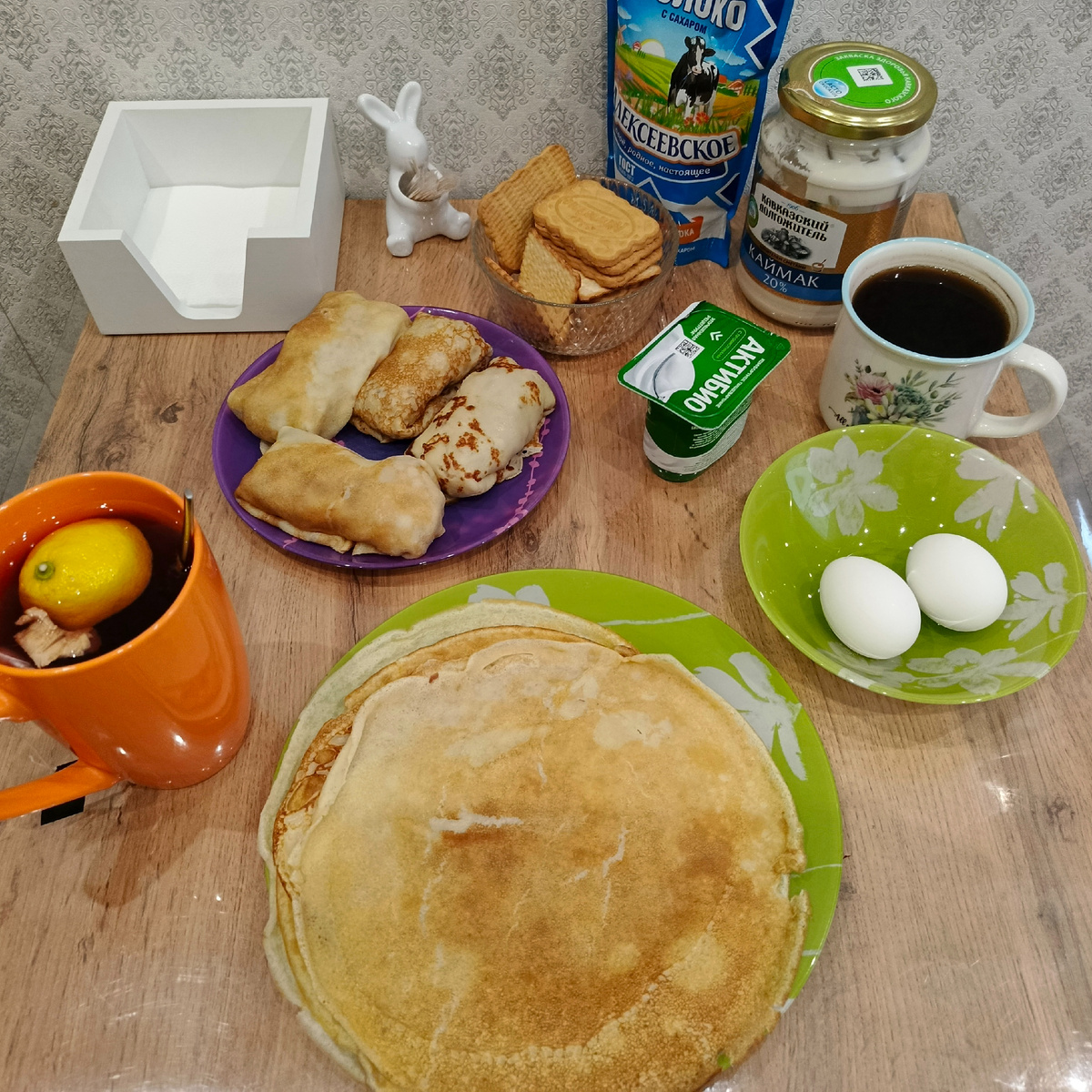 Наш завтрак, мои два яйца и актибио