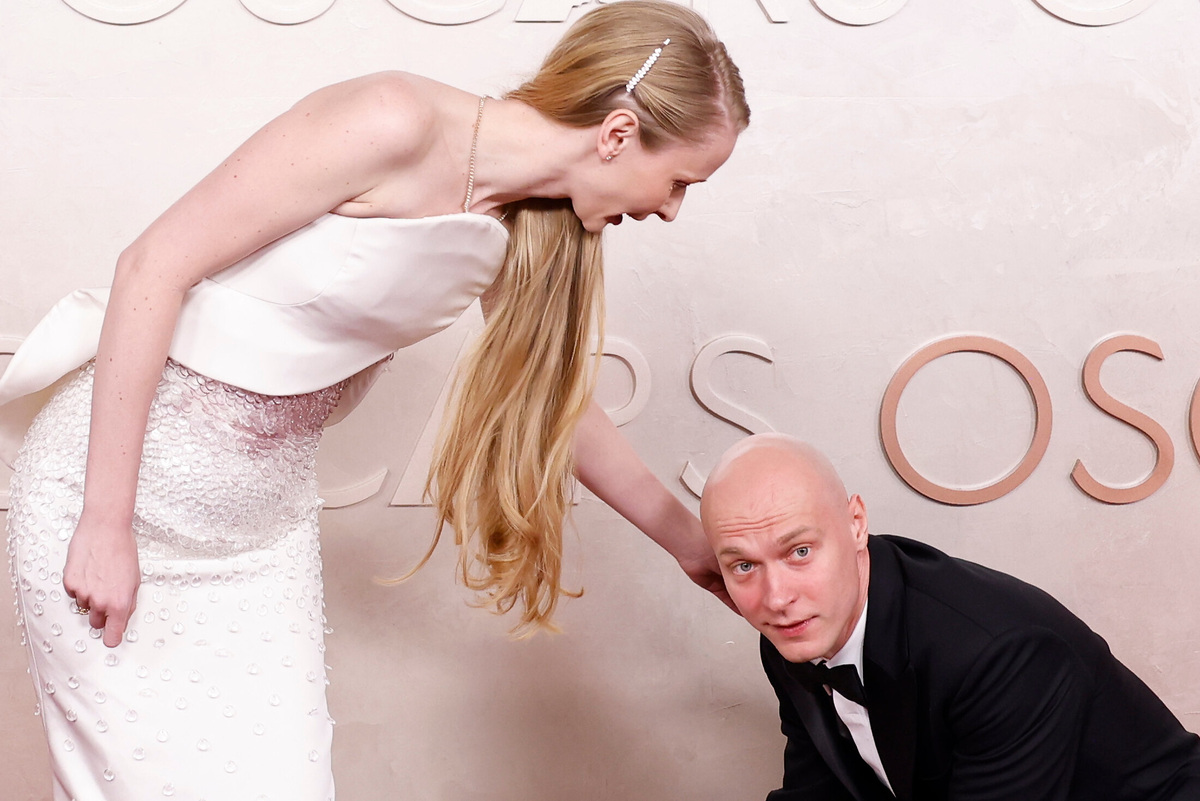     Жена Юры Борисова фотографировала свои туфли на красной дорожке «Оскара», игнорируя звезд