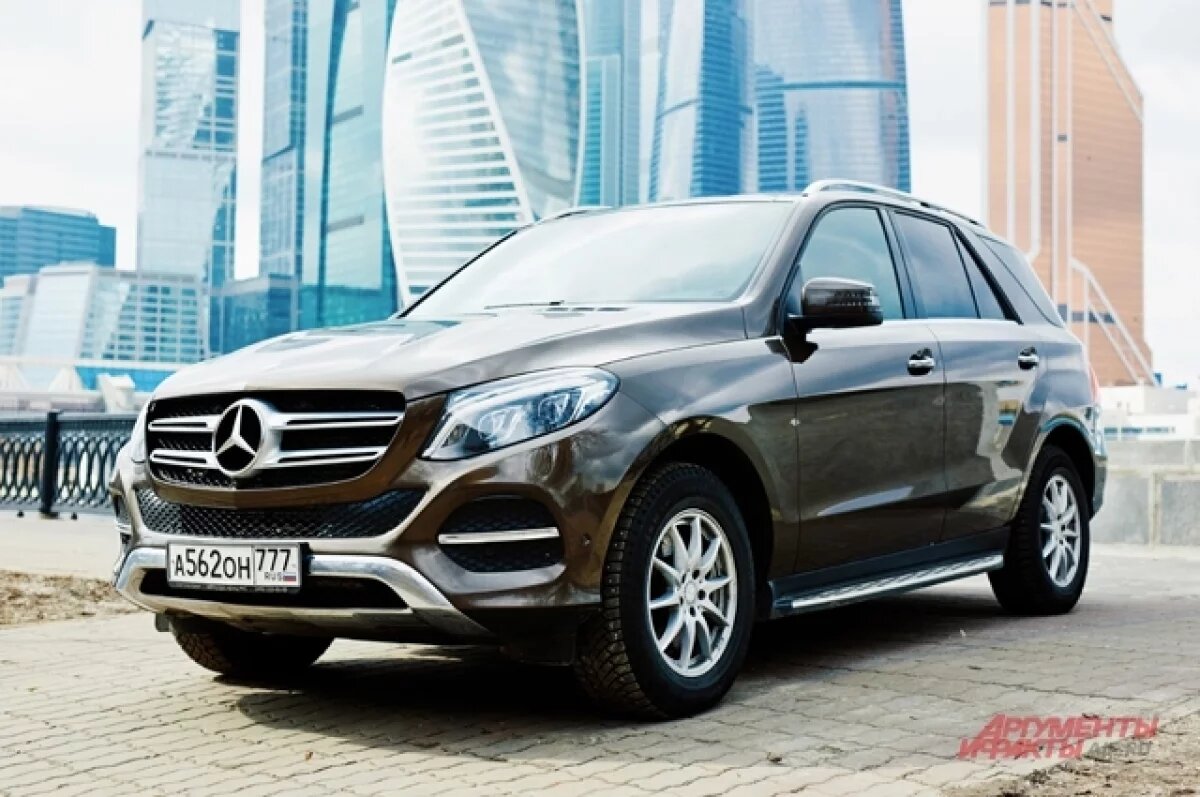    Полмиллиона отсудила оренбурженка за упавшее на ее Mercedes-Benz дерево