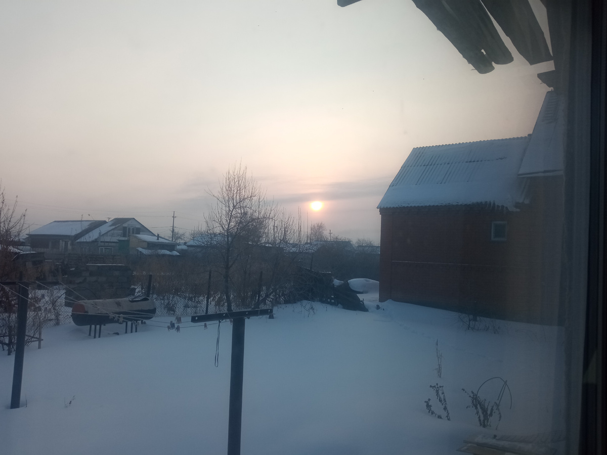 Восходит солнце и его красные лучи завораживают. 