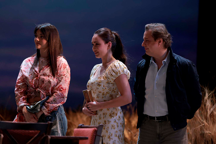    «Состав солистов у нас получился прекрасный. Сильный и в вокальном, и в актерском плане. А еще, что немаловажно, все замечательные ребята с тонким чувством юмора, а это всегда помогает, особенно когда артисты связаны друг с другом на целых два месяца».   
Фото: www.teatroallascala.org