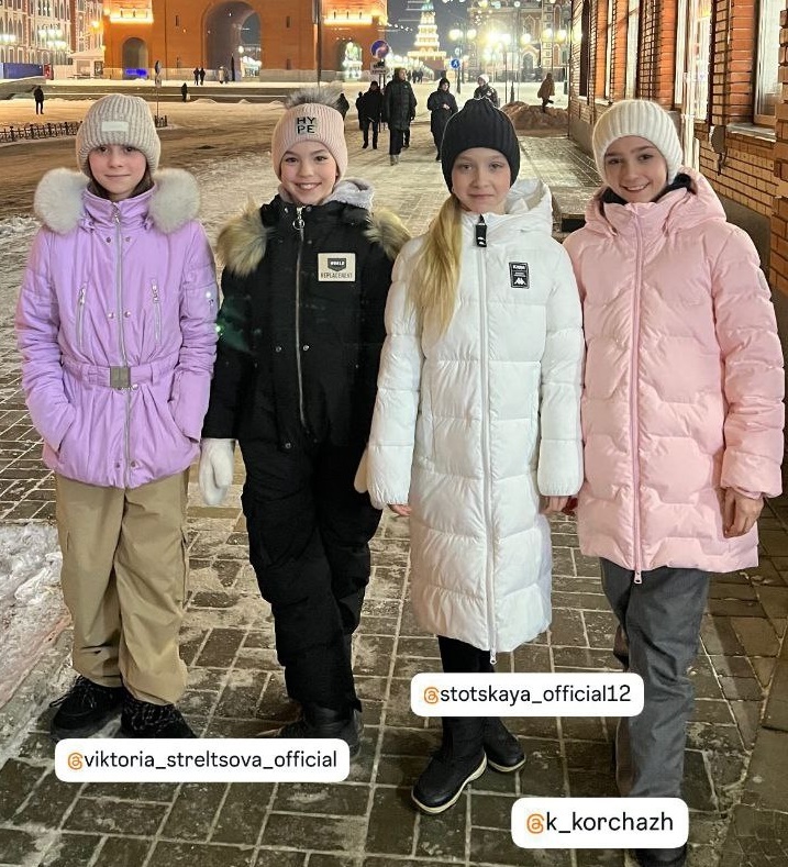 Очень обидно, что аутсайдеры присутствуют, а двоих фигуристок на этой фотографии не включили в состав. 