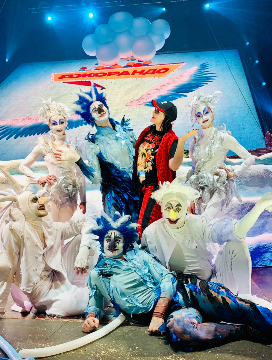 Артисты спектакля во главе с Андреем Кислициным, главным героем синей птицей Джорандо. Он же режиссер шоу.